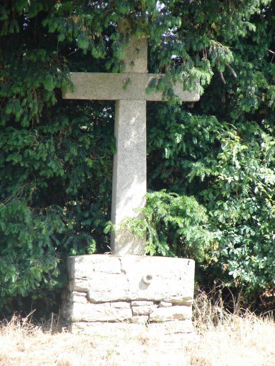 Croix en pierre (croisement rue du stade / route de Parthenay)