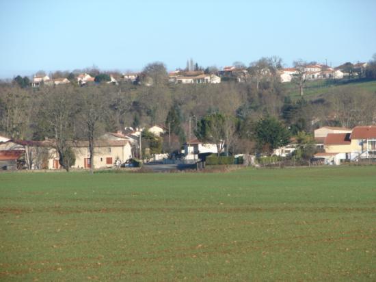 Vue d'Exireuil depuis la plaine de St Maixent